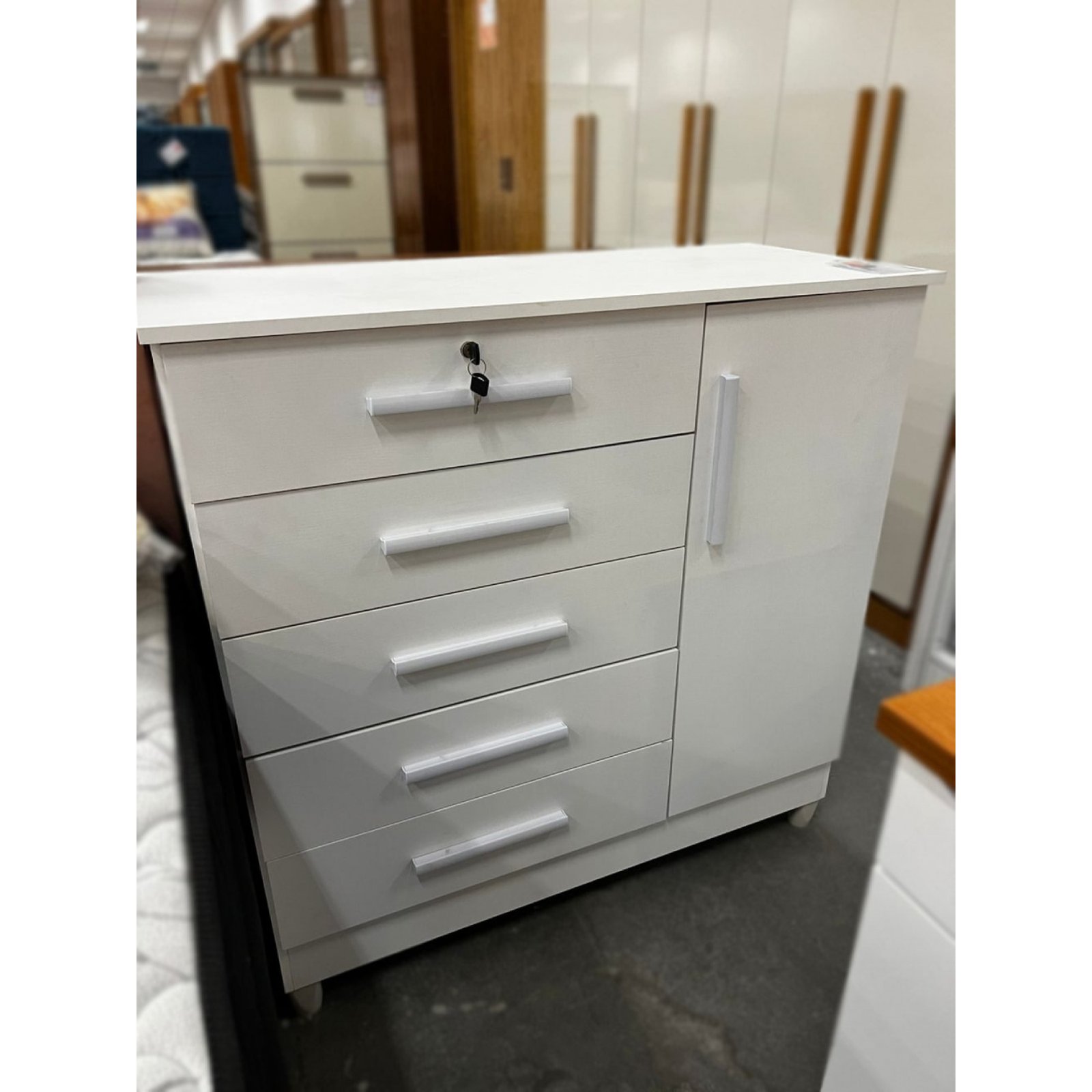 Cômoda Vitória c/ 4 Gavetas e 1 Porta e Chave - Imagem 3