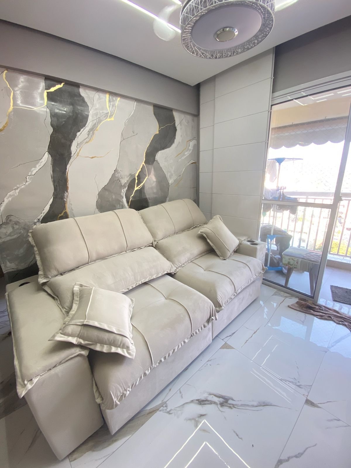 SOFÁ RETRÁTIL E RECLINÁVEL ZEUS 230 BEGE – ENTRADA USB E CARREGADOR POR INDUÇÃO/ PORTA COPOS.