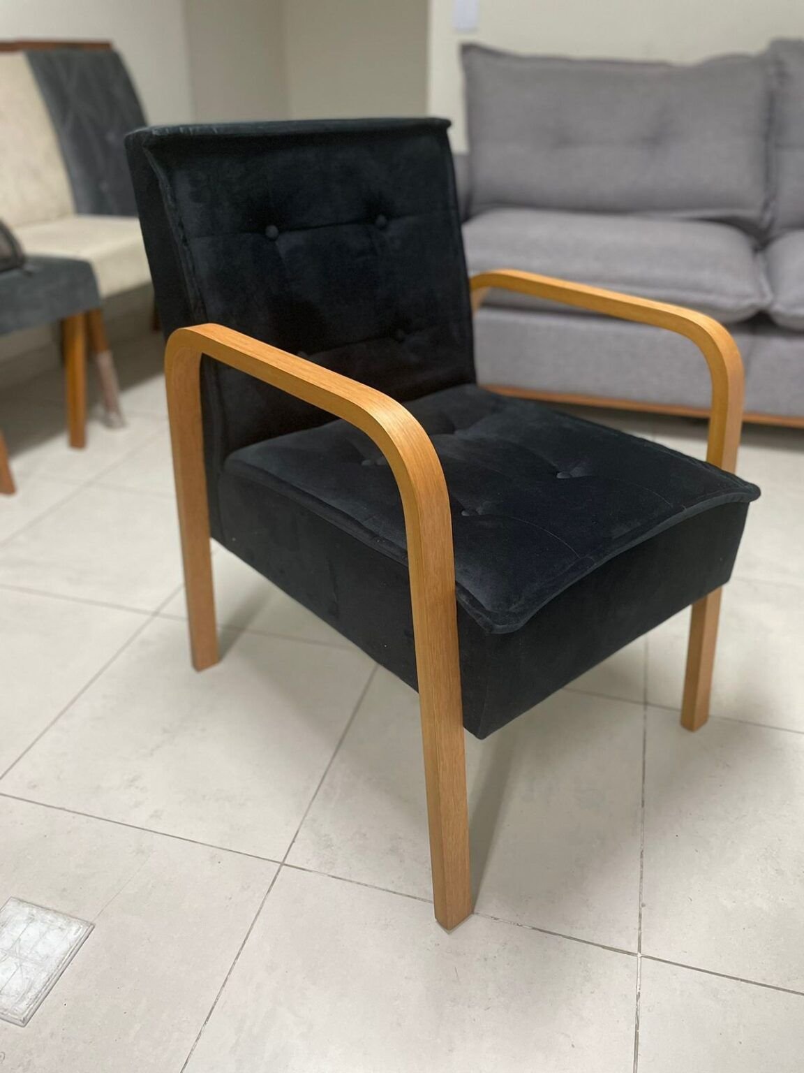 Poltrona Ester Veludo Preto – PL ESTOFADO