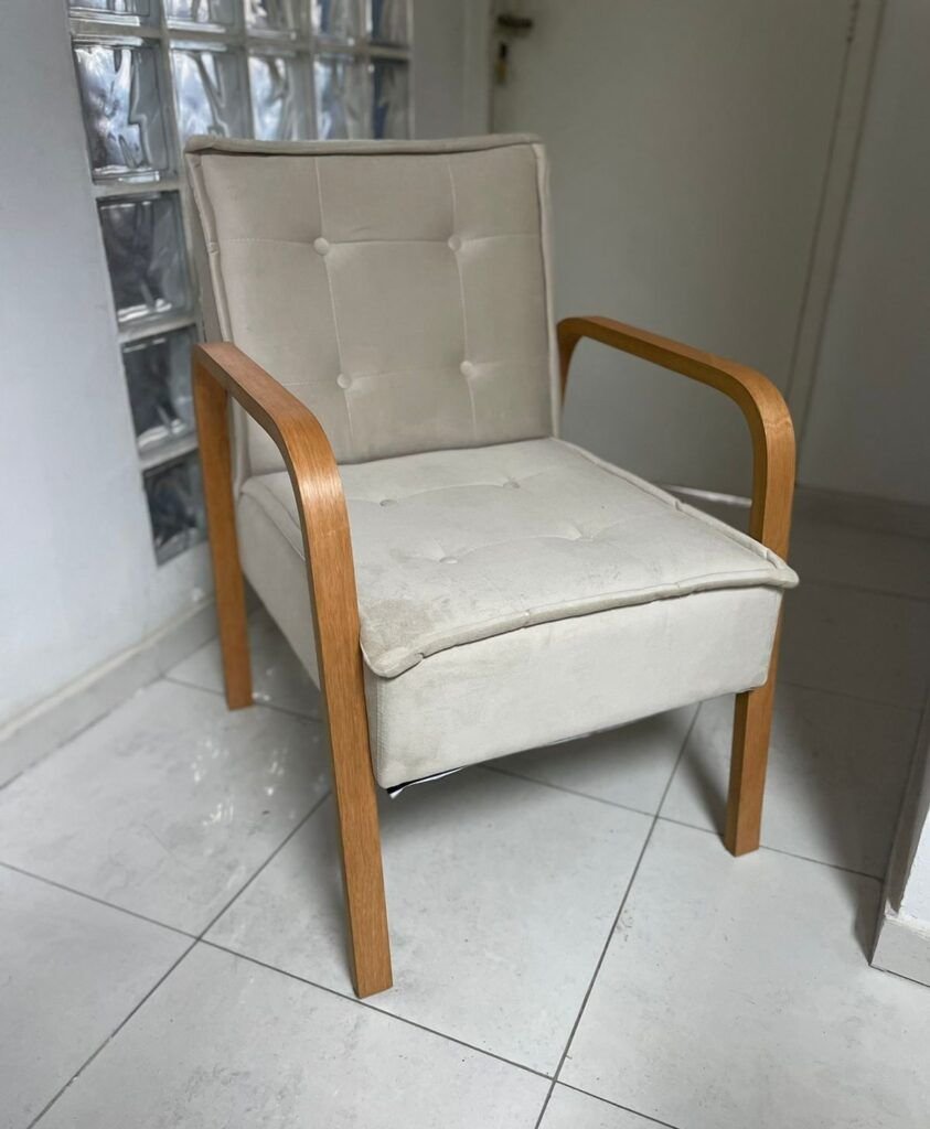 Poltrona Ester Veludo Bege – PL ESTOFADOS