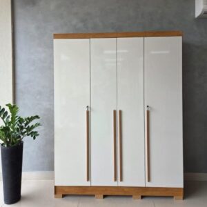 Guarda-Roupa Domus 4 portas com pés e chave – Cedro/Areia