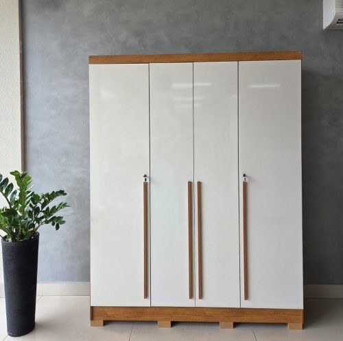 Guarda-Roupa Domus 4 portas com pés e chave – Cedro/Areia